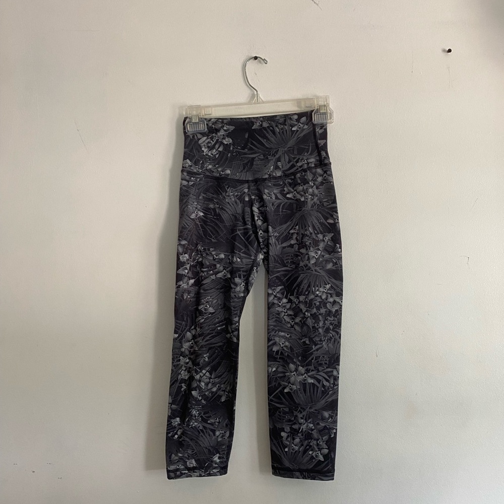Old navy active cropped leggings, size XS, gray with pattern